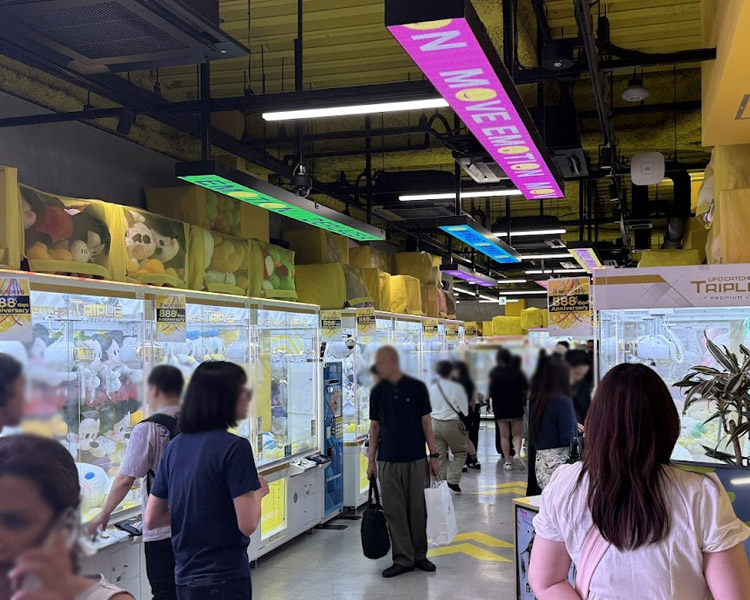 ME TOKYO SHINJUKUは色んな客層で盛り上がってる