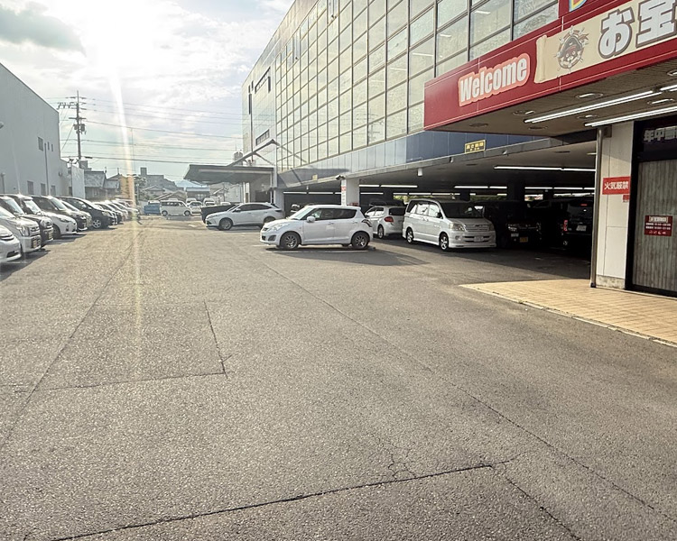 お宝買取団 高松伏石店駐車場